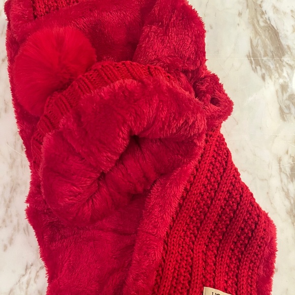 - UGG Winter Red Pom Pom hat & infinity scarf Set NWT - Picture 3 of 5